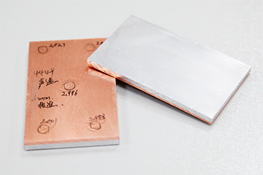 銅とアルミニウムのクラッド材のプレートサンプル